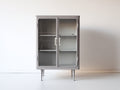 Vitrinen - Vitrinenschrank aus Metall und Glas 90 x 42 x 145 cm - Graubeige und Silberfarben - 2 Glastüren 2 Ablageböden und erhöhte Beine - Retro-Design